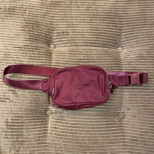 Lululemon Everywhere Belt Bag Large 2L - Wine Red